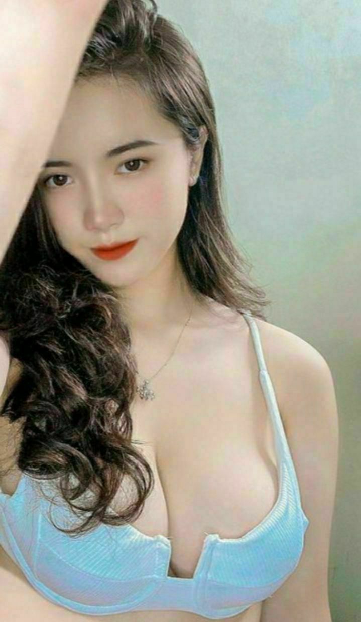 Bố dượng không chịu được trước cô con gái quá múp tuổi trưởng thành